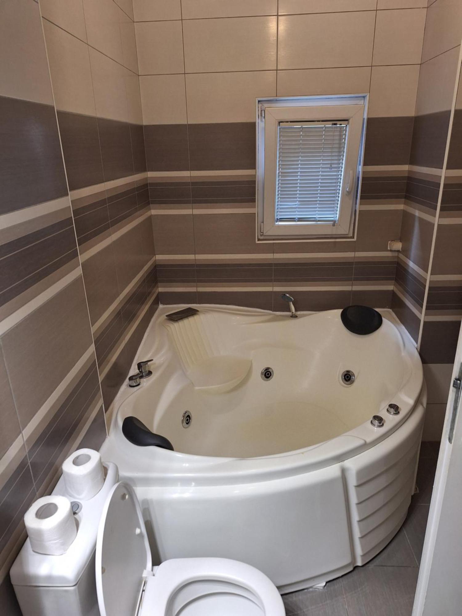 White 2 Apartment