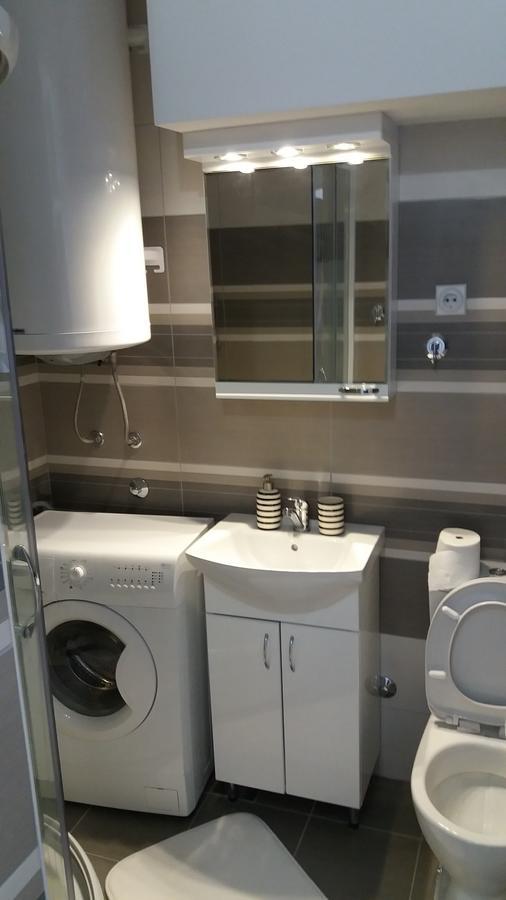 White 2 Apartment *